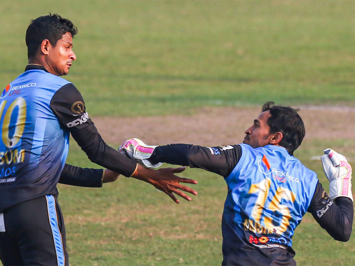 Mushfiqur Rahim apologized to his teammate after passing an angry gesture over a collision of catch in a domestic T20