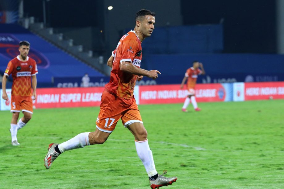 Igor Angulo celebrating a goal