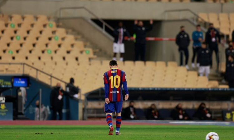 That's how Messi left the field: he didn't argue at all, he looked detached