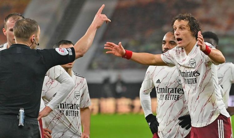 Pawson is sending off David Luiz
