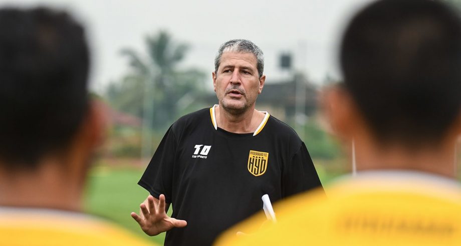 Manolo Marquez in a Hyderabad FC t-shirt