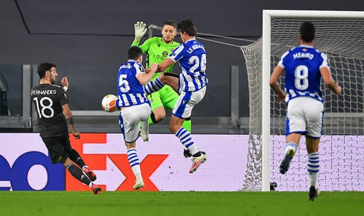 Two Real Sociedad defenders and goalkeeper bumped, Fernandes calmly scored