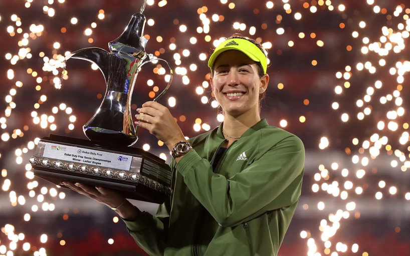 Garbine Muguruza holds the trophy