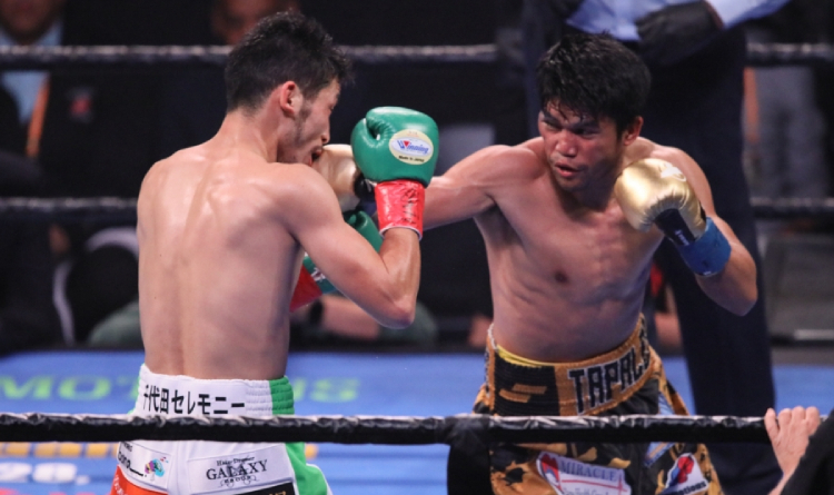 Iwasa (on the left) fighting against Tapales