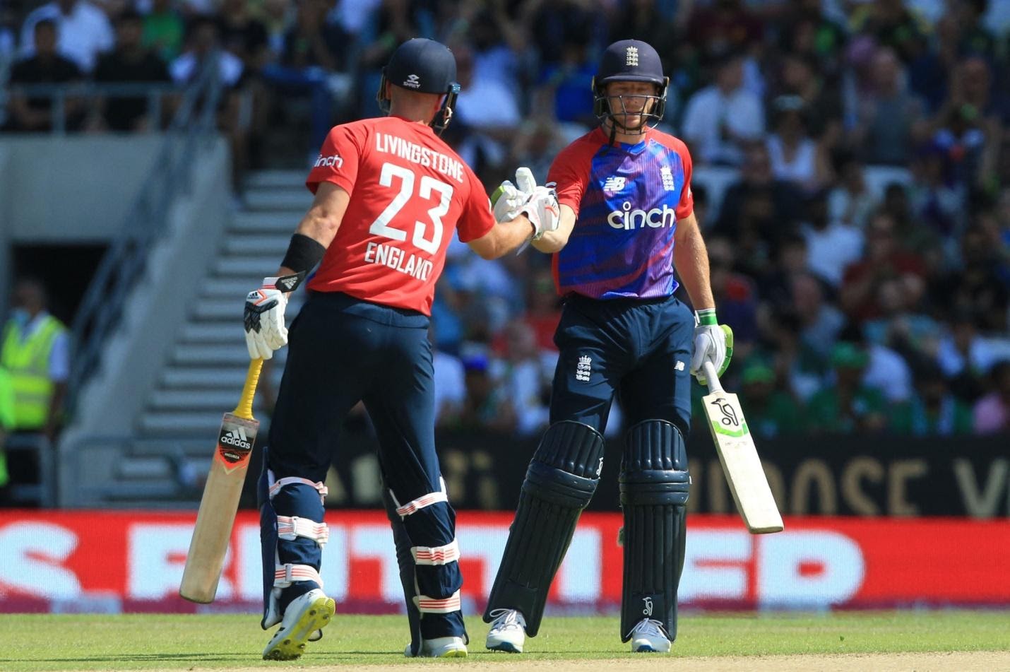 England cruise back in the second T20 to level the series against Pakistan