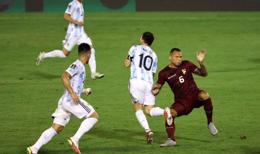 Adrian Martinez violently fouls Messi